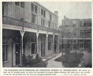 79278 Gezicht op de achtergevel van de Utrechtsche Industrie- en Huishoudschool (Nieuwegracht 135) te Utrecht.